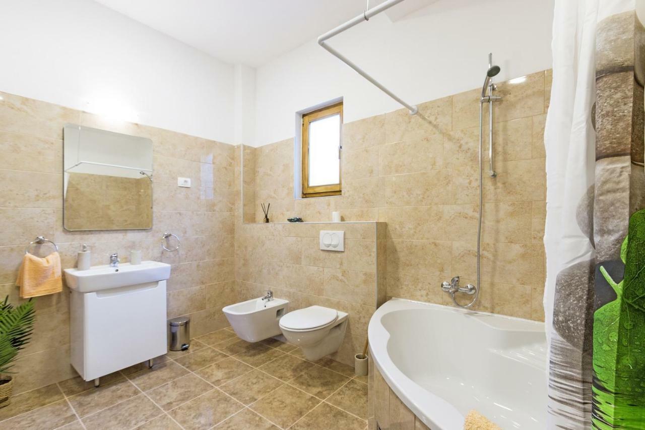 Cozy Apartment 10 Min From The Beach พูลา ภายนอก รูปภาพ