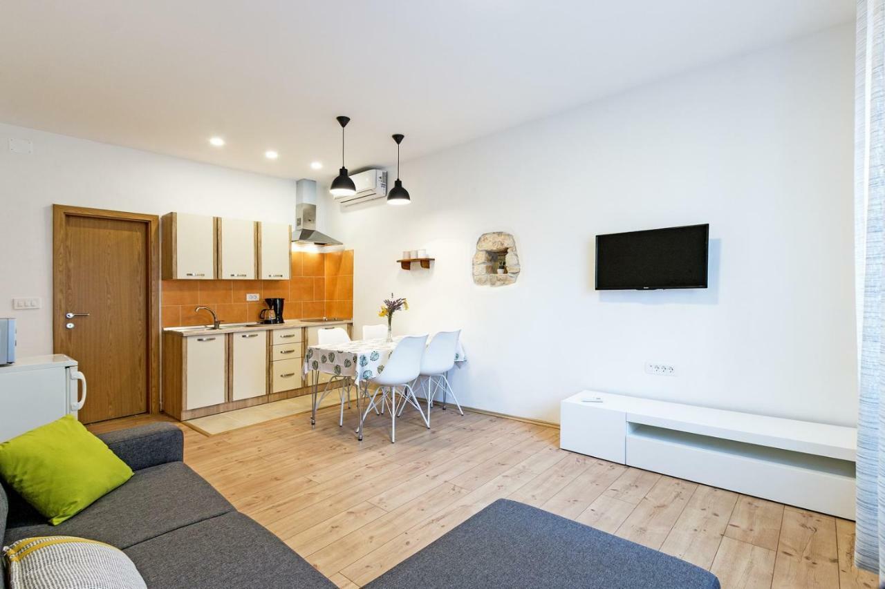 Cozy Apartment 10 Min From The Beach พูลา ภายนอก รูปภาพ