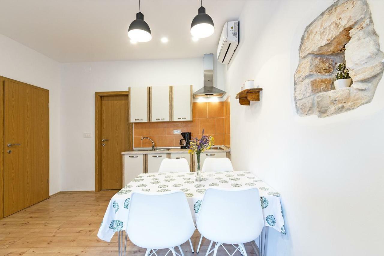 Cozy Apartment 10 Min From The Beach พูลา ภายนอก รูปภาพ